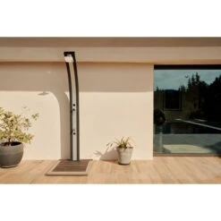 Douche Solaire Pour Piscine Formidra Spring 30 L - Anthracite / Aluminium Brossé 12 Douche Solaire Pour Piscine Formidra Spring 30 L - Anthracite / Aluminium Brossé -Raviday Piscine 11290 douche spring anthracite alu brosse ambiance 3