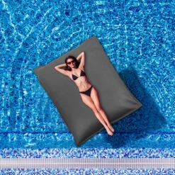 Pouf Géant Extérieur Flottant Colorfun - Gris Flipper 12 Pouf Géant Extérieur Flottant Colorfun - Gris Flipper -Raviday Piscine colorfun cotton wood gris ambiance